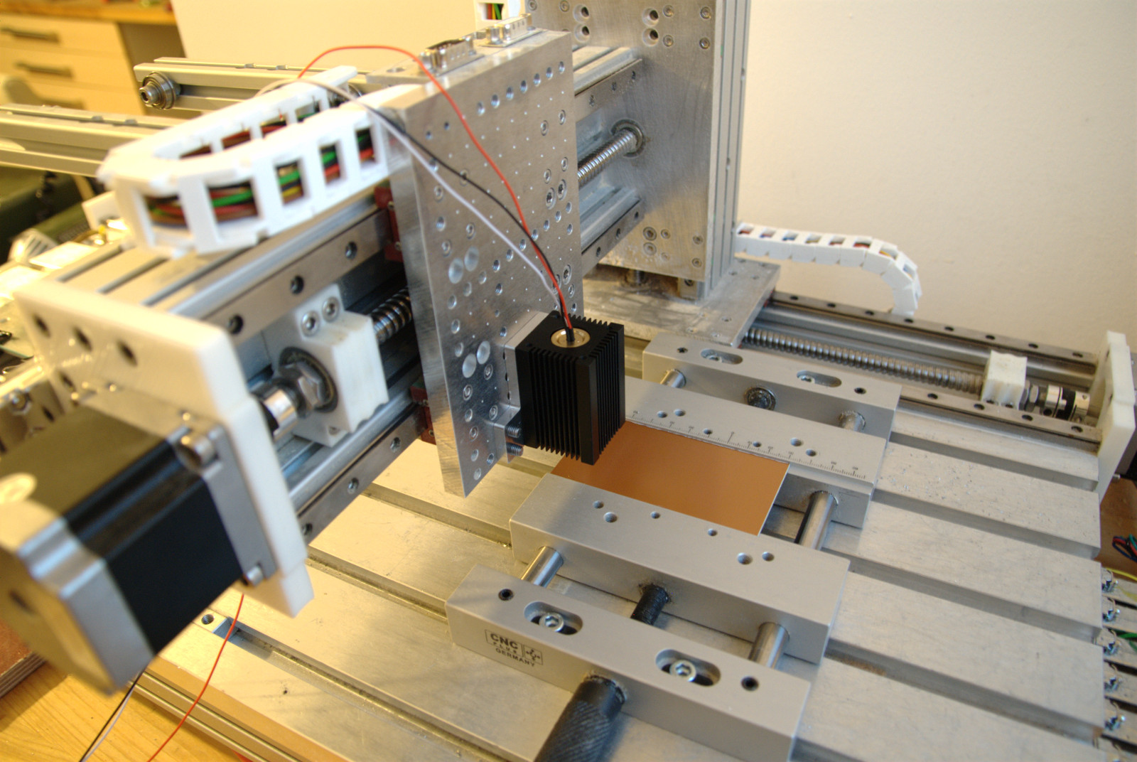 Belichten von Platinen mit CNC-Fräse + UV-Laser - Mikrocontroller.net
