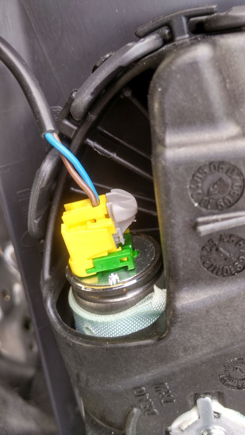 wie den Airbag-Stecker entriegeln bzw. ausstöpseln? - Mikrocontroller.net